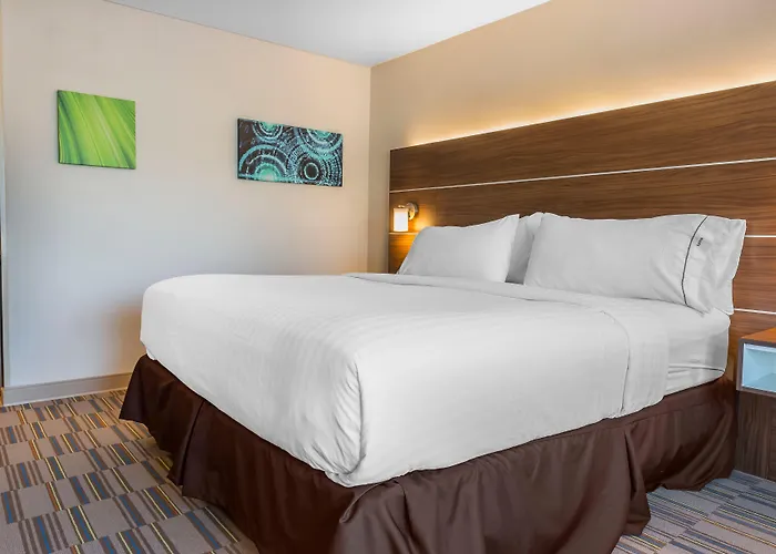 Holiday Inn Express & Suites Clarion By Ihg